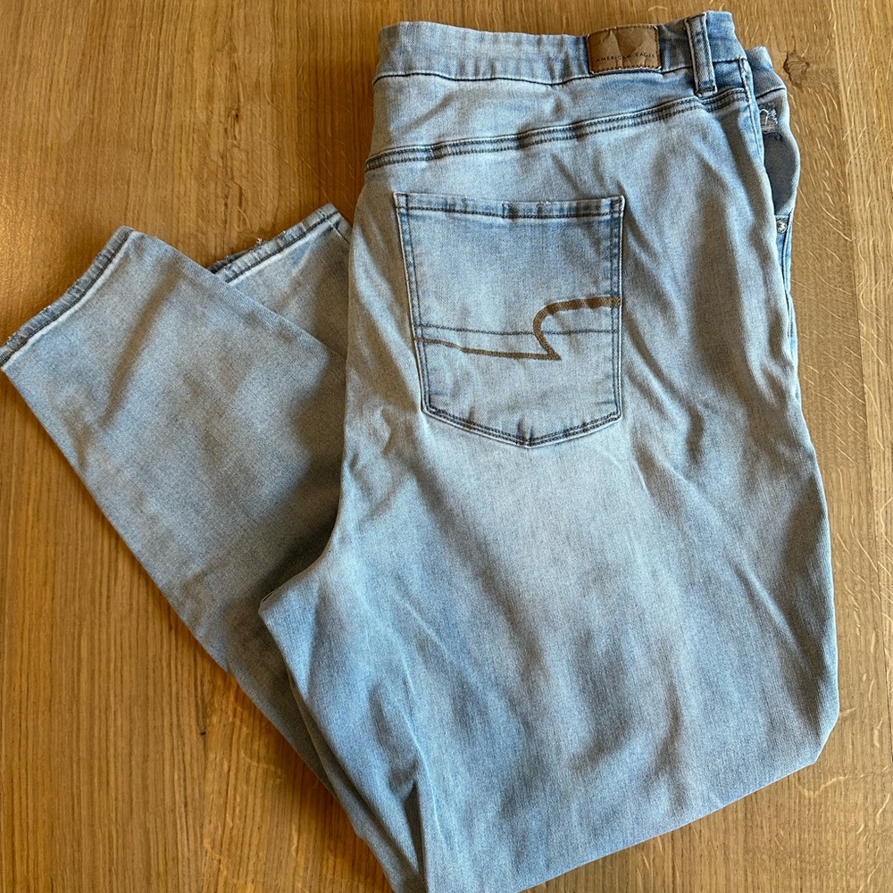 American Eagle | Distressed Light Wash Jeans